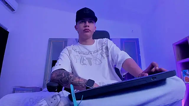 liaamsmiith  online show from September 11, 2025, 1:33 pm