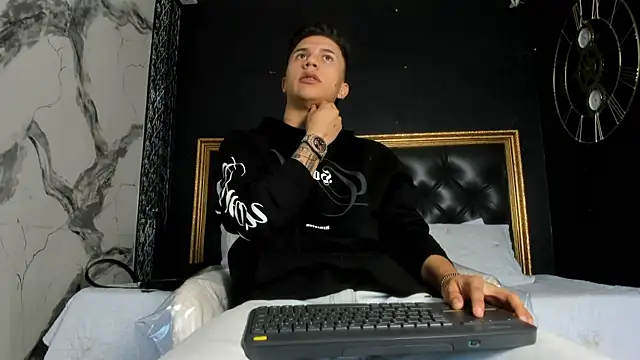 liaamsmiith  online show from September 22, 2025, 12:11 pm