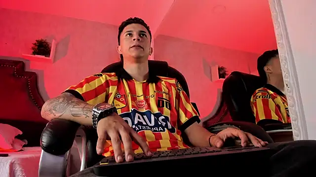 liaamsmiith  online show from February 8, 2026, 12:14 pm