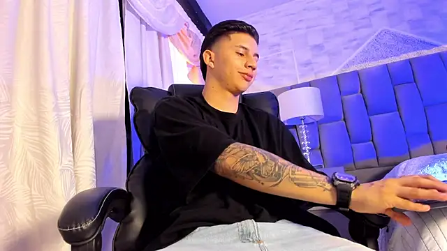 liaamsmiith  online show from October 12, 2025, 12:06 pm