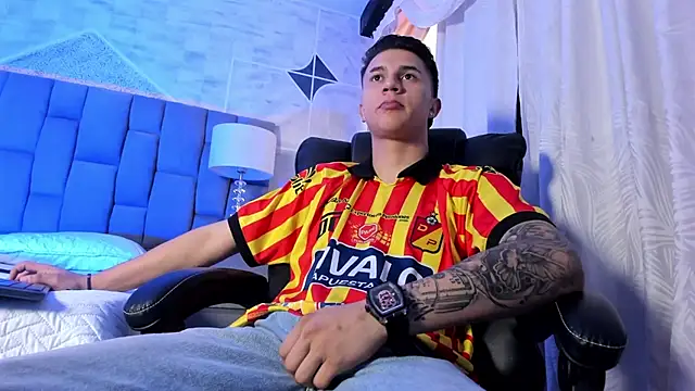 liaamsmiith  online show from October 7, 2025, 12:06 pm