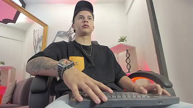 liaamsmiith  online show from February 13, 2026, 1:11 pm