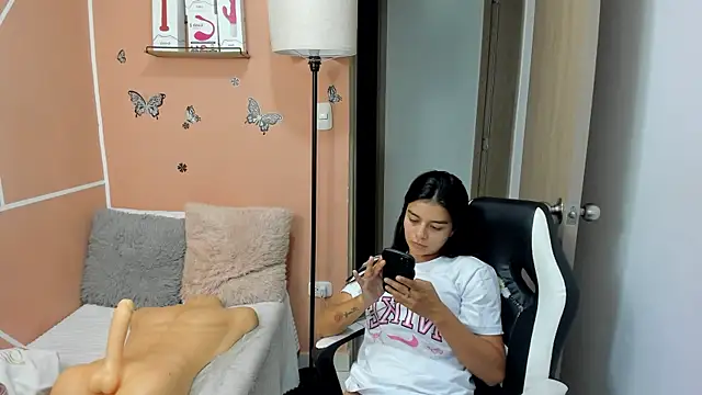 valerihouse online show from February 14, 2025, 11:42 pm