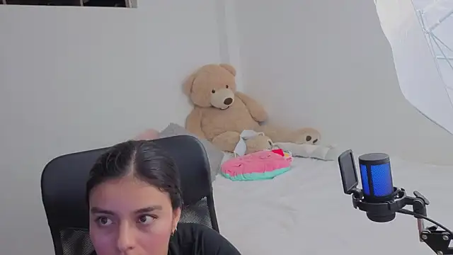 valerihouse online show from April 16, 2026, 1:50 am