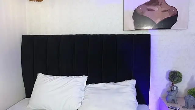 antonellariva  online show from January 8, 2026, 7:42 pm