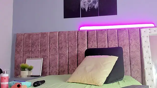 Niicolle Evanss online show from November 30, 2025, 5:47 pm