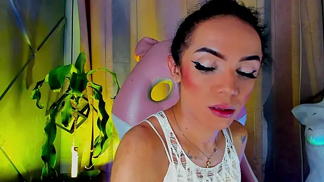 Snapshot of Cristal_Gem1 chatting on July 6, 2026, 2:40 am Cristal Gem1 online show from July 6, 2026, 2:40 am