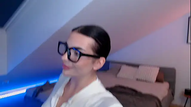 SophieFleur online show from November 30, 2025, 3:24 pm