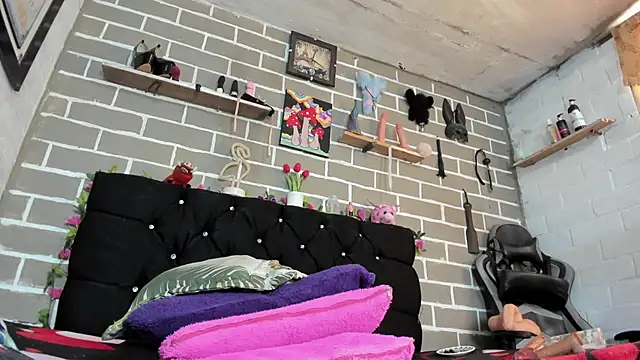 CharlotteBrowm online show from October 15, 2025, 6:16 pm