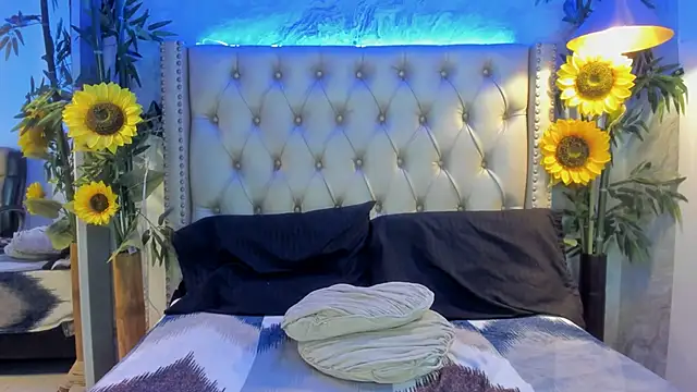 Snapshot of NyssaWood chatting on November 15, 2025, 1:37 pm NyssaWood online show from November 15, 2025, 1:37 pm