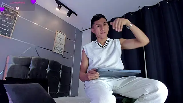 oliver mr  online show from September 23, 2025, 9:55 pm