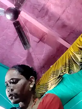 Pooja750 online show from November 17, 2025, 5:44 am