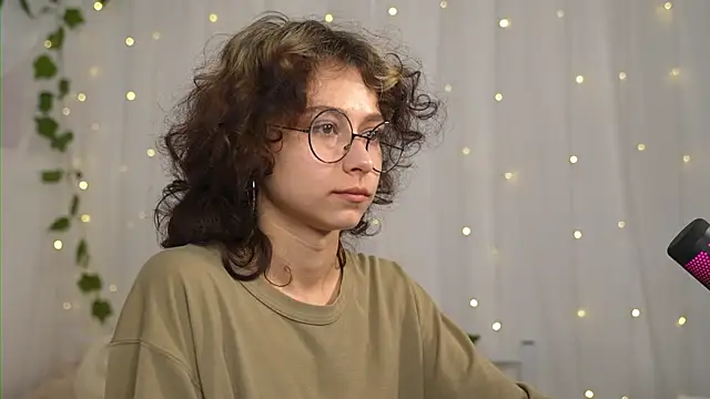 MimiLicks online show from September 19, 2025, 9:02 am