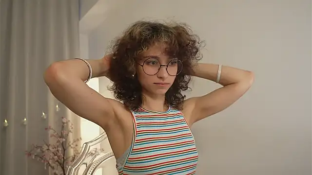 MimiLicks online show from September 17, 2025, 7:43 am