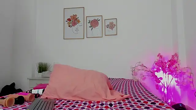 Snapshot of hellzel_moon chatting on October 7, 2025, 7:04 pm hellzel moon online show from October 7, 2025, 7:04 pm