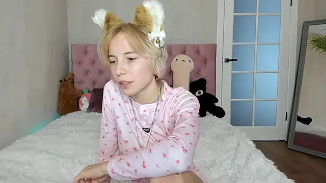 Pink Lila18 online show from September 22, 2025, 8:53 am