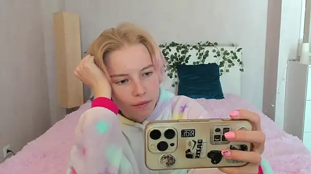 Pink Lila18 online show from September 10, 2025, 8:13 am