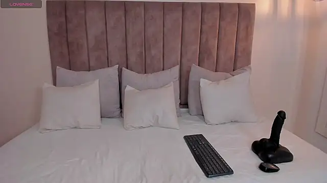 amber colliiins online show from October 14, 2025, 5:46 pm