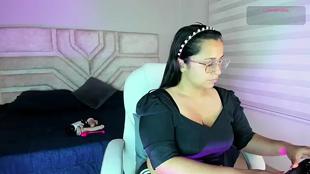 Snapshot of _adahara_queen chatting on October 14, 2025, 3:29 am adahara queen online show from October 14, 2025, 3:29 am