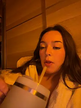 Snapshot of LillieOlive chatting on October 16, 2025, 8:50 pm LillieOlive online show from October 16, 2025, 8:50 pm