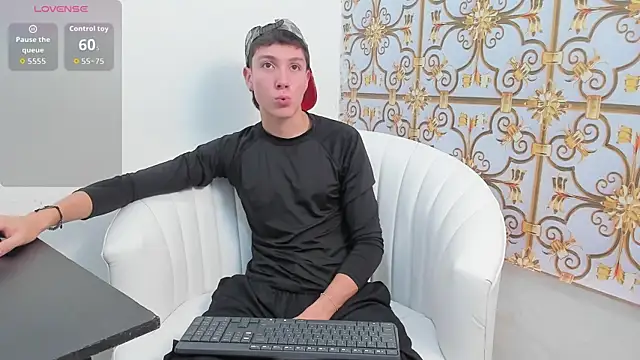 Snapshot of LittleDanny_ chatting on November 18, 2025, 2:53 pm LittleDanny online show from November 18, 2025, 2:53 pm