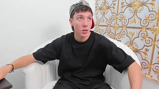 Snapshot of LittleDanny_ chatting on November 19, 2025, 4:07 pm LittleDanny online show from November 19, 2025, 4:07 pm