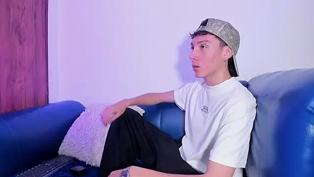 LittleDanny  online show from April 18, 2026, 1:57 pm