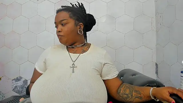 Snapshot of Anaa_Fuentess chatting on October 18, 2025, 12:07 pm Anaa Fuentess online show from October 18, 2025, 12:07 pm