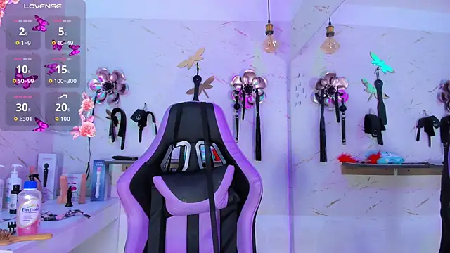 Natasha-Adams online show from April 1, 2026, 9:23 pm