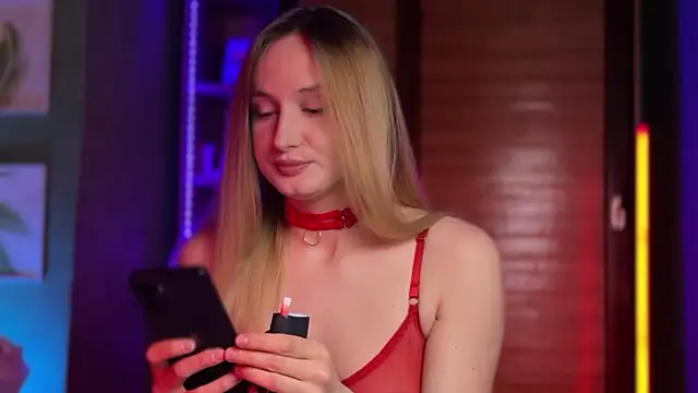 LovaMay online show from April 12, 2026, 10:51 am