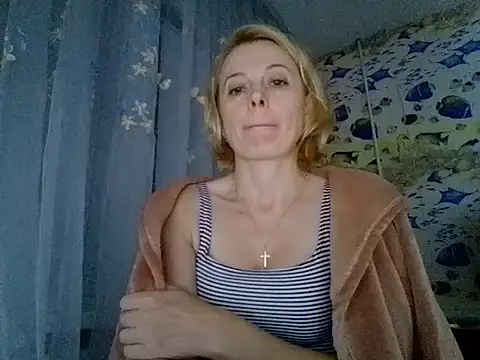 LiluXRose online show from September 18, 2025, 8:45 pm