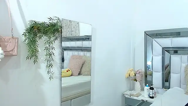 RebeccaGolden online show from November 22, 2025, 3:38 am