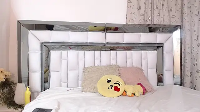 RebeccaGolden online show from September 17, 2025, 8:05 am