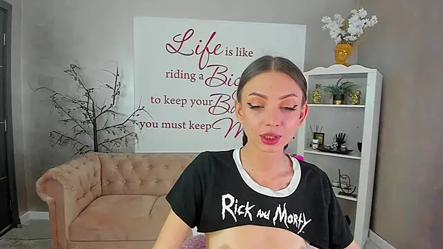 ReynaTheVixen online show from September 14, 2025, 1:55 pm