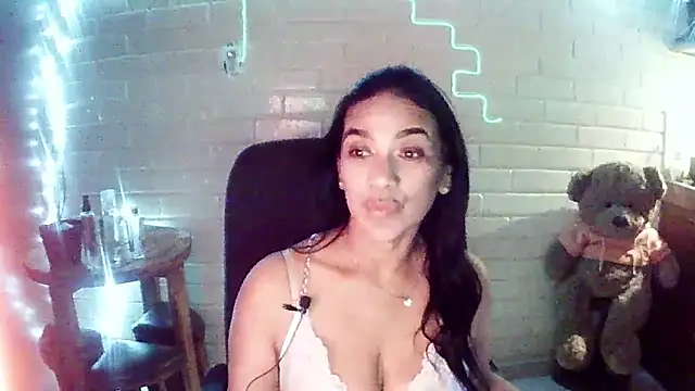 MiiaVelasquez online show from January 17, 2026, 4:05 am