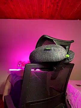 Snapshot of CoraVibes chatting on November 18, 2025, 11:46 am CoraVibes online show from November 18, 2025, 11:46 am