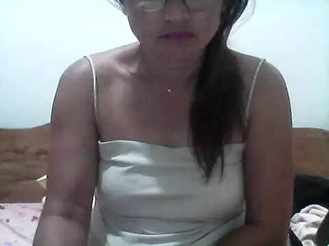 nathalie0045 online show from April 3, 2026, 9:43 pm