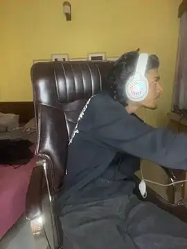 Snapshot of thecatfish chatting on November 25, 2025, 5:52 am thecatfish online show from November 25, 2025, 5:52 am