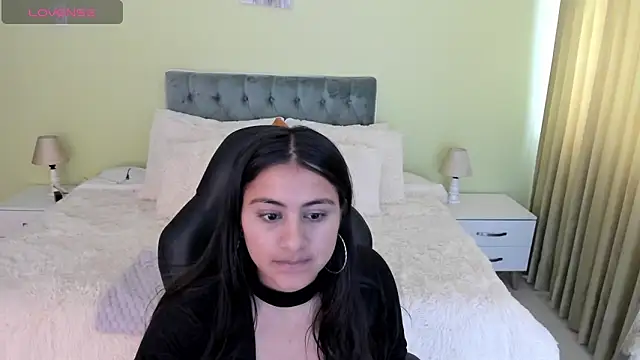 Camille Olsen  online show from October 21, 2025, 11:42 am