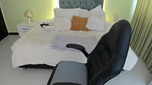 Camille Olsen  online show from October 27, 2025, 11:33 am