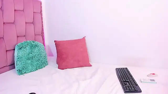 Mia Duarte1 online show from December 13, 2025, 8:04 pm