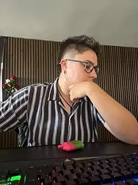 IanGilbert online show from December 1, 2025, 5:36 pm