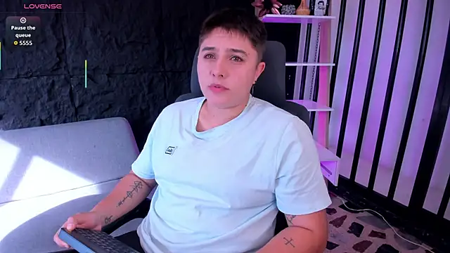 IanGilbert online show from October 3, 2025, 8:43 pm