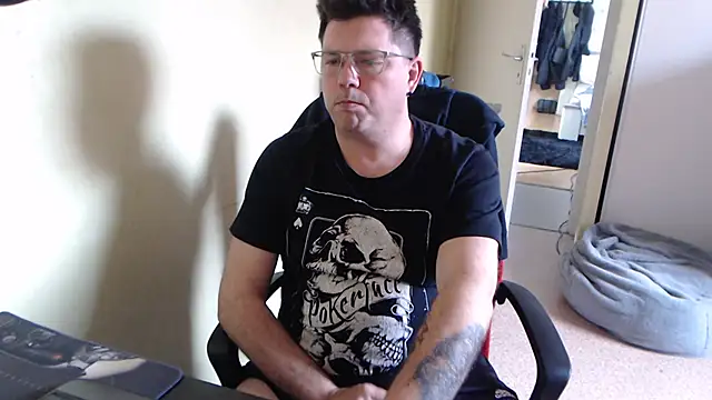 blueandwhite1 online show from March 12, 2025, 3:40 pm