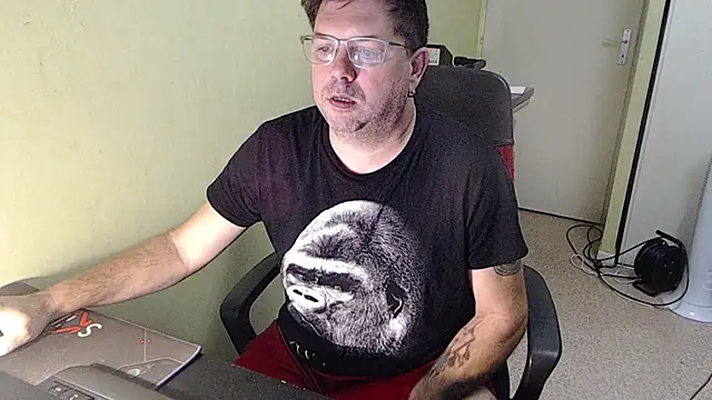 blueandwhite1 online show from November 1, 2025, 8:52 am