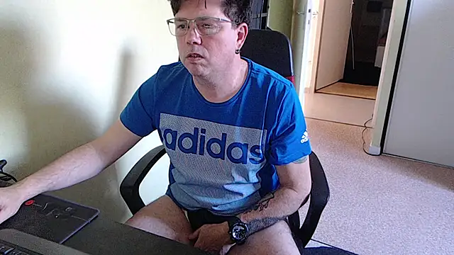 blueandwhite1 online show from February 24, 2026, 3:35 pm