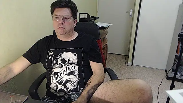 blueandwhite1 online show from December 15, 2025, 4:57 pm