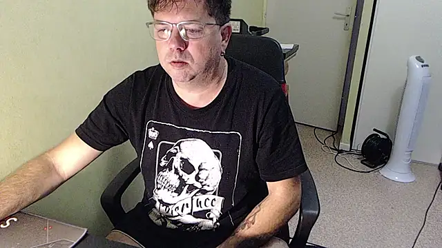 blueandwhite1 online show from November 11, 2025, 8:31 am