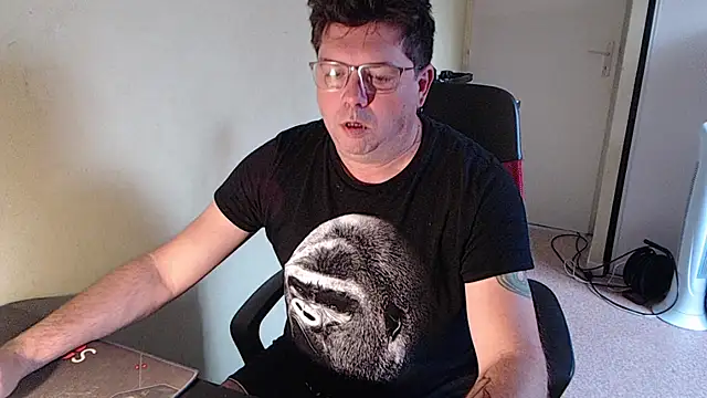 blueandwhite1 online show from October 8, 2025, 7:21 am