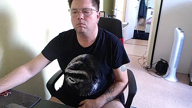 blueandwhite1 online show from October 15, 2025, 2:58 pm